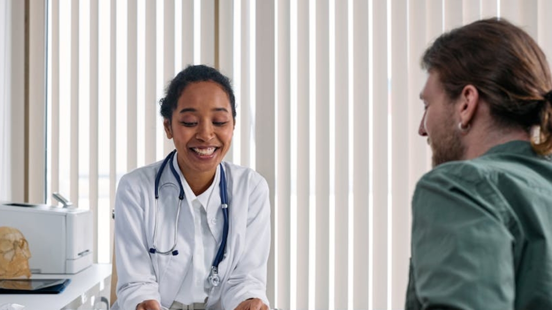 a couple of chairs sitting next to each other in a room